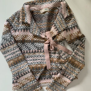 Odd Molly kofta  - Odd Molly kofta med knytning på sidan, strl 0, aldrig använd 