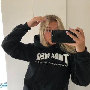 Svart Thrasher Hoodie, Strl S (34/36) - Köpt i USA av en kompis så äkta Thrasher. Använd några gånger men fortfarande i bra skick, ej nopprig. Säljer för den inte kommer till användning. Orginalpris: 999kr, Säljer för minst 200+frakt