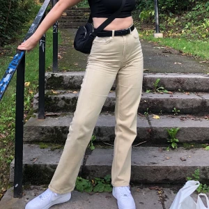 Beigea Jeans - Beigea Weekday byxor! Modell Row, storlek 28/32. Köpta sommar 2019 för 500kr. Skick: använda, ca 6/10. Sitter supersnyggt men blivit förstora tyvärr.. 💓💗💓💗 Möts upp i Sthlm & fraktar (frakt står köpare för) slarv hos posten står inte jag för!