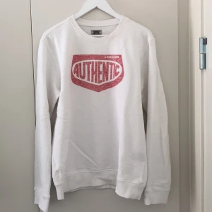 Crooker - En fin vit tröja med märke på framsidan, som knappt är använd