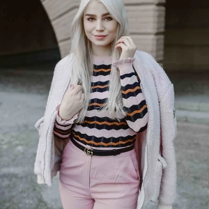  - Rosa teddyjacka från Nelly Trend. Storlek 34, men passar även 36. Har blivit lite gråaktig på insidan längst ner (pga svarta jeans) samt muddarna vid ärmslut. Kanske går att tvätta bort? Har ej provat. 