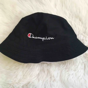  - Vändbar fiskehatt.  Bra skick. Kommer ifrån ett rökfritt och djurfritt hem ❤️ 