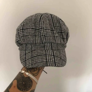  - Helt ny trendig hatt! Aldrig använd köpt från Lindex! 