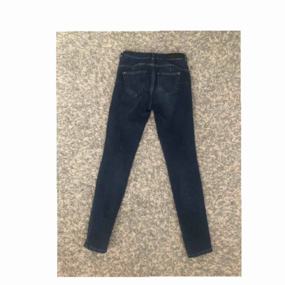 Ett par jeans från Mango som sitter tajt. De är i ett stretchigt material vilket gör att de är sköna att ha på sig. Jag är 162 cm och längden är bra! . Jeans & Byxor.