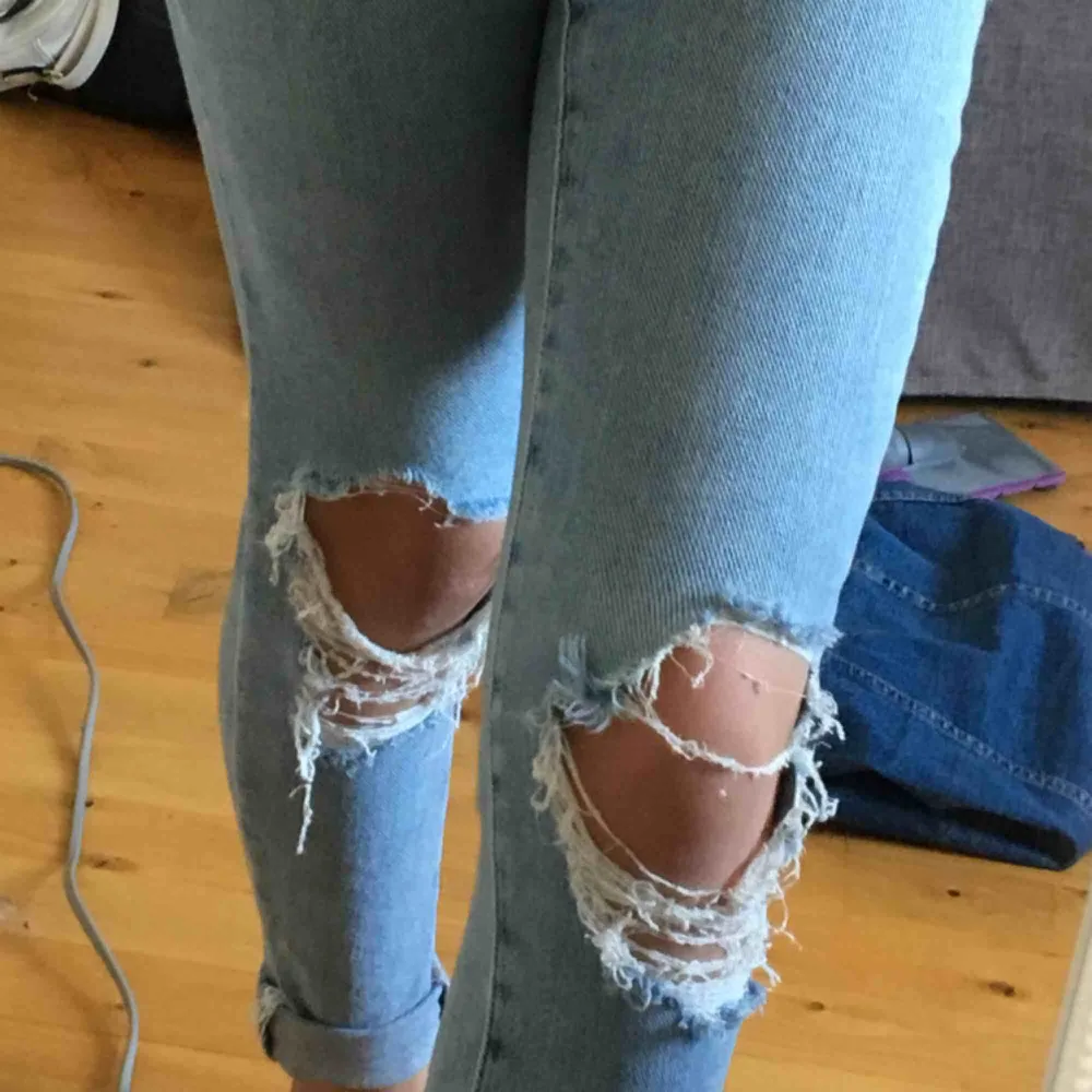 Sterchiga jeans från bikbok som passar både xs och s, nästintill aldrig använda. Köptes för ca 1 år sedan för 600kr. Postar gärna :). Jeans & Byxor.
