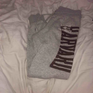  - Snygga mjukisbyxor från hm, står Harvard på!! Sparsamt använda och mycket fint skick!