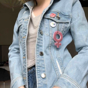  - Jeansjacka från Gina. Nypris ca 400kr. Betalas med swish och köparen står för frakt😊📦❤️ //R