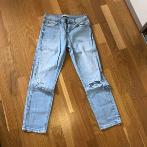 - Ankellånga jeans från bershka. Dem är lite korta för mig (176 cm) men annars har dem en mycket smickrande passform. 