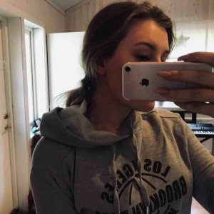  - Grå croppad hoodie ✨ med tryck 