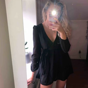  - Perfekt svart klänning från Nly Trend i strl34. Säljer då den tyvärr har blivit lite för liten för mig. Finns att hämta i Östersund annars står köparen för frakten💕