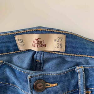  - Jeans ifrån Hollister. Använda ett fåtal gånger dvs bra skick! 