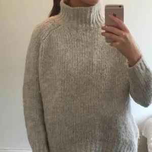  - Stickad tjocktröja från zara. Sällan använd så i fint skick. Köparen står för frakt 