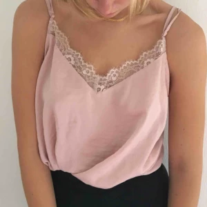  - Rosa linne med spetskant. Strl M men passar S. Väl använd, i befintligt skick.