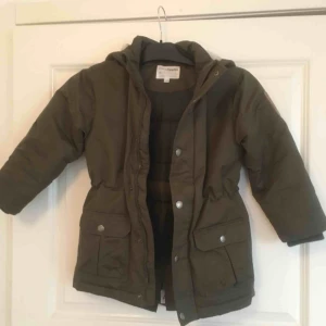  - Mycket fin militärgrön parkas, vinterfodrad, storlek 116, två små ”hål”, se bild