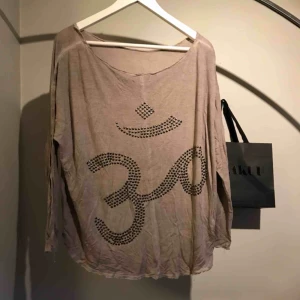  - Vet ej vart tröjan är ifrån ! Knappt använd