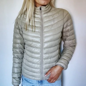  - Från märket Everest. Nästintill oanvänd. Storlek 34. Nypris 799:-. säljer för 400 inklusive frakt 🌟