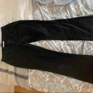  - En snygg svart bootcut modell! Väldigt modernt. Byxorna är i bra skick ,använda ett få tal gånger.  Frakt tillkommer  