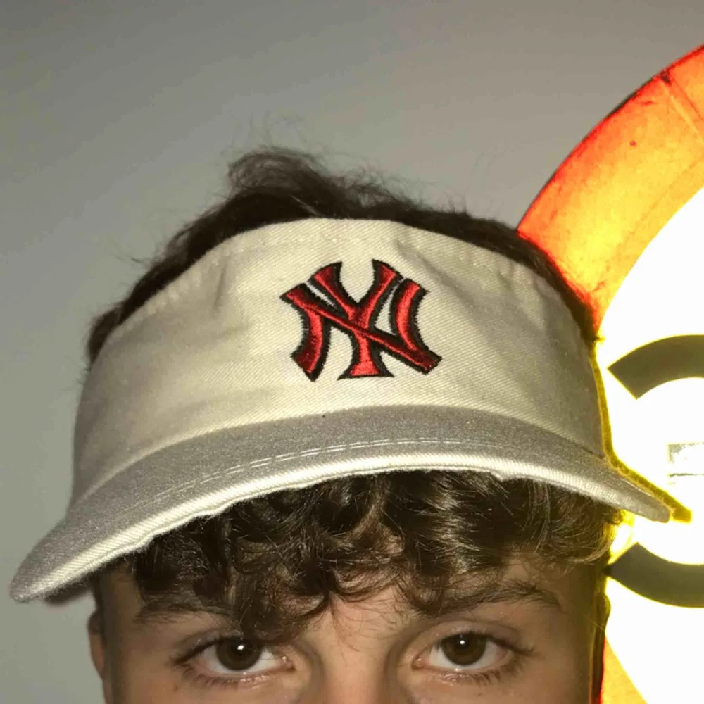 New York Yankees keps i mycket gott skick! Justerbar bak (kardborreband). Vet inte om den är äkta vintage eller bara påsydd. Säljer åt min bror💓 +Frakt 42kr. Accessoarer.