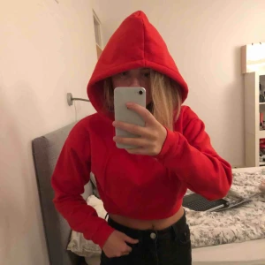  - Röd maghoodie från Carlings i mycket bra skick och passar i alla årstider. Storlek S (jag är 167 cm lång).  Nypris 499 kr, säljes för 150 kr.  Köparen står för frakt. 