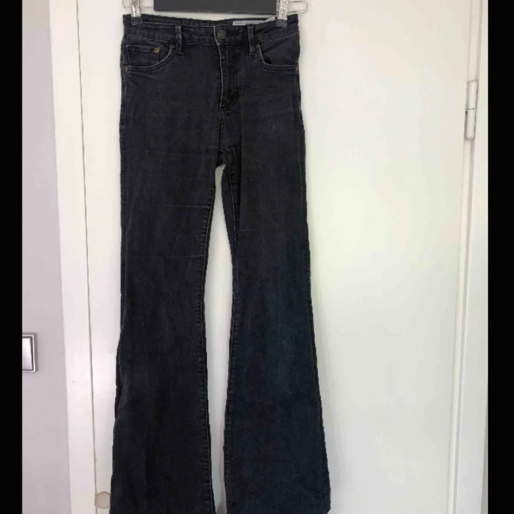 Snygga grå/svarta flare jeans från crocker 🐘. Jeans & Byxor.