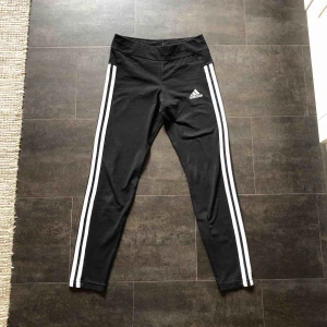  - Träningstights från Adidas i tygmaterial. Säljs då de inte kommer till användning. Köpare står för frakt