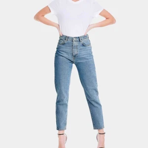  - Första bilden är en referens och har inte samma jeanstvätt som de som säljs. Mom/straight jeans köpta här på Plick men är inte använda av mig då det var för små. Byxorna är i en ljusare jeanstvätt, fler bilder kan skickas vid intresse. Frakt tillkommer.