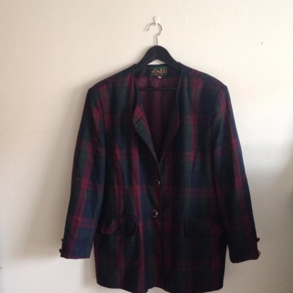 Rutig kavaj i stor storlek, Funkar dock på alla. Knapp fattas, se bild 2. Axelvaddar