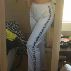  - Fila trackpants har lite små små prickar här o var som inte Syns. O bak så har den en liten fläck som också är nästintill osynlig den ser du på andra bilden.