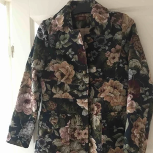  - Superfin kappa i blommönster, välskött, inget att anmärka på, storlek 36, men stor i storlek