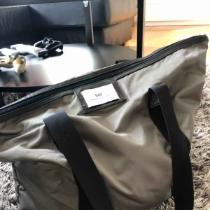  - Säljer min grönaktiga day väska då den tyvärr bara ligger och dammar i garderoben.. tar betalning via swish och frakt tillkommer! 