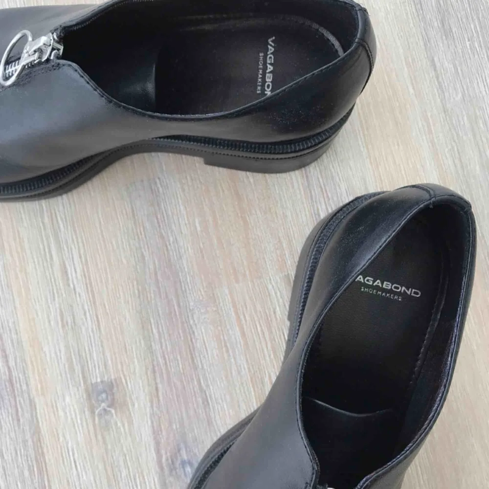 Ett par svarta, ”chunky loafers”, med draglås i silvrig metall. Mycket fint skick! Endast använda 1 gång. Skor.