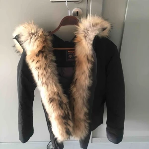 Vinterjacka - Woolrich jacka Väldigt bra skick, bara använda fåtal gånger Säljs pga att den inte passar längre Nypris ca 10 000 Priset är diskuterbart