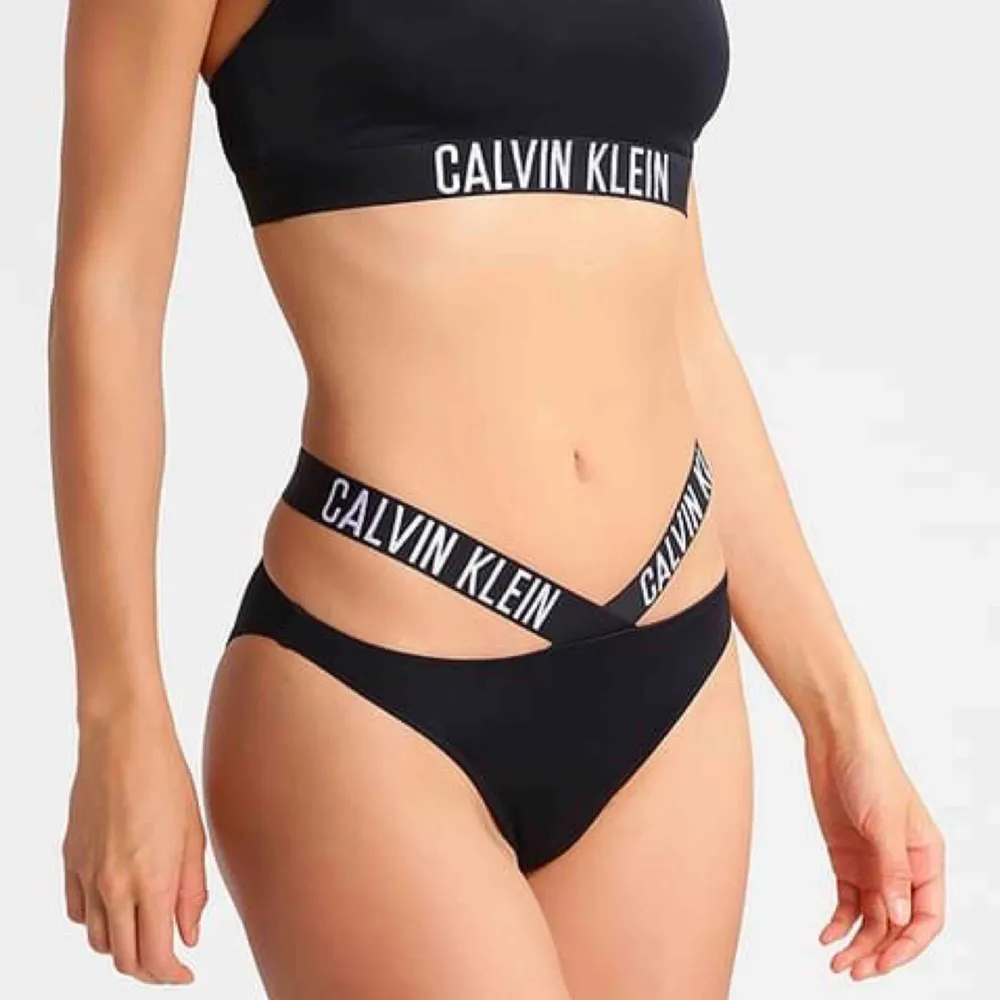 Äkta Calvin Klien bikini som jag haft på mig en gång.  150kr per del eller 250kr ifall du köper båda delarna.. Accessoarer.