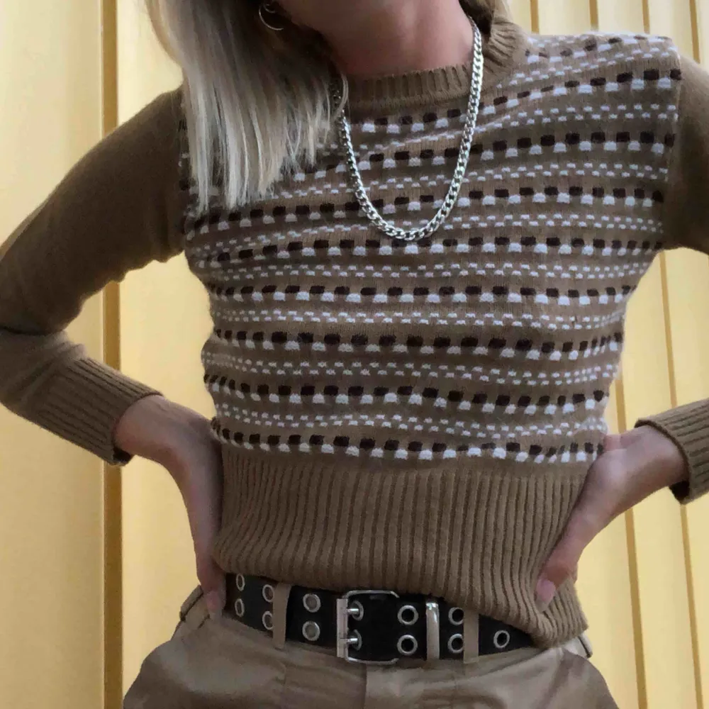 Stickad 70-tals inspirerad tröja med coolt mönster, använd ett fåtal gånger, perfekt att ha i garderoben nu till höst. (Priset + frakt kostnad). Stickat.