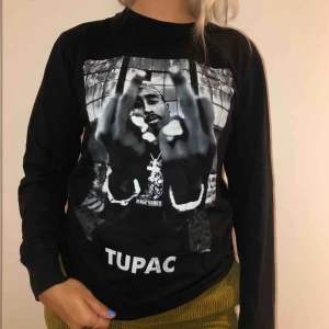  - As ball tröja med Tupac på 🖤 Säljes pga den inte riktigt är min stil, superfint skick! 