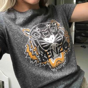  - En jätte fin grå tröja med oranget tryck i storlek XS💖 högst bud får tröjan💖