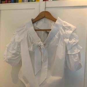  - Superfin blus från Zara, knappt använd. 