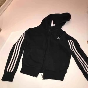  - Adidas tröja! Råkade få färg på ena ärmen (på undersidan)när jag målade och jag har iaf inte fått bort det! Säljer billigt!💖skriv vid intresse
