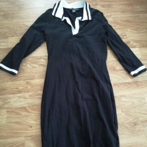  - Klänning i strl 38, aldrig använd. Inköpt på new yorker. 