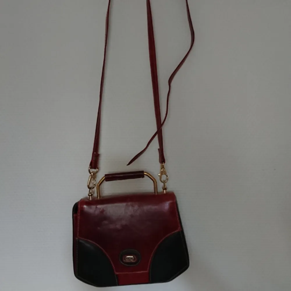 Vintage liten väska, kan bäras både cross body och som magväska . Väskor.
