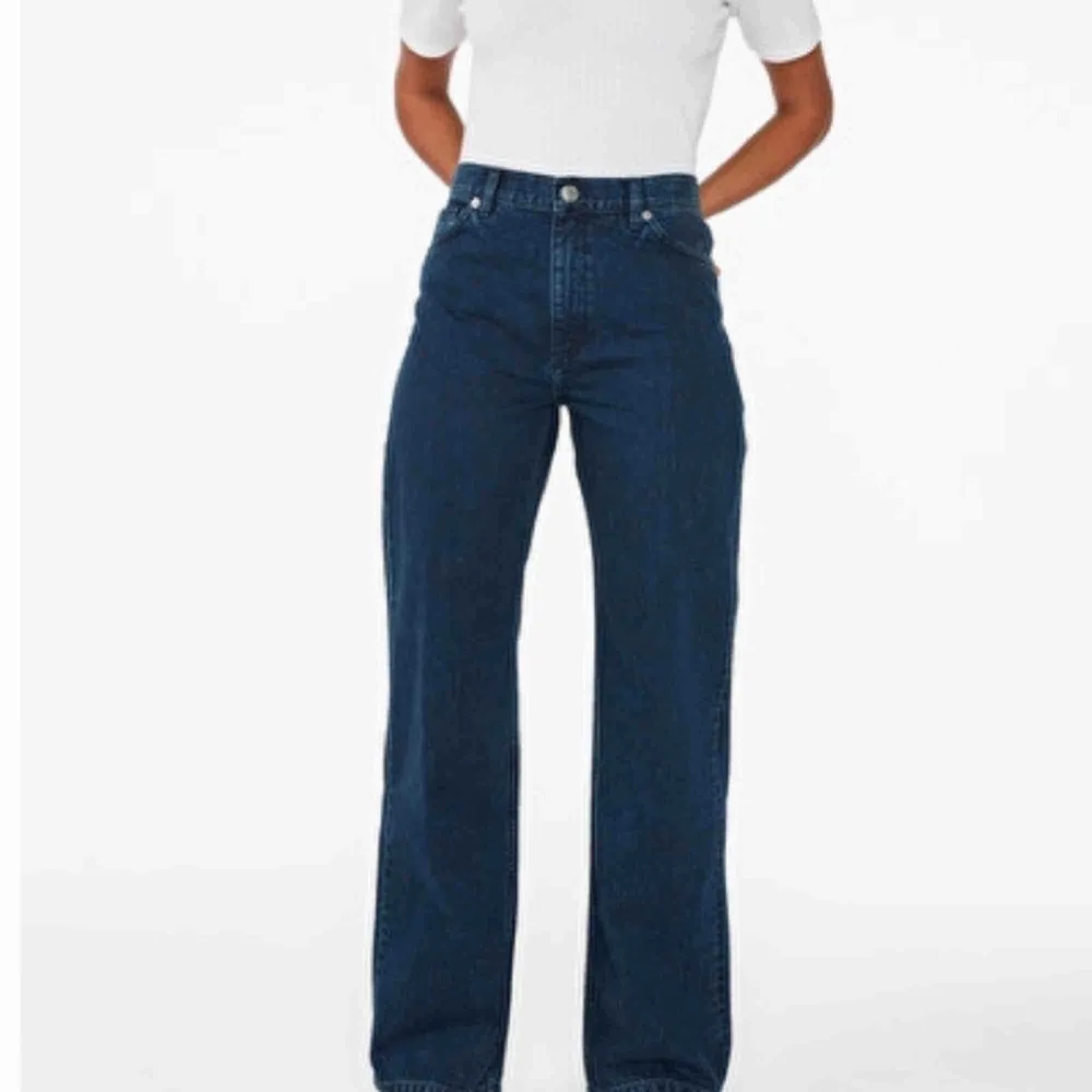 Jag säljer dessa JÄTTESNYGGA vida jeans från monki. De säljs då jag råkade beställa en för stor storlek. Frakten ligger på 72kr och den delar vi på. Jeans & Byxor.