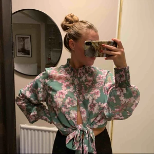  - Blus aldrig använd. Passar s & m & även dem som har 36. Eftersom du knyter själv. 