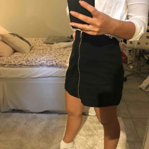  - Kjol från H&M, använt 2 gånger. Köparen står för frakten 