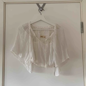  - Croppad topp från hollister, aldrig använd 