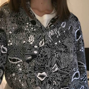  - asball blus från monki! snyggaste trycket ever, har bara haft på mig den två gånger, men den har dock några fläckar på sidan längst ner som lätt går att dölja om man stoppar in blusen innanför byxorna! pris prutbart🖤