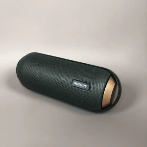  - Trådlös bärbar högtalare. Ljud i 360 grader betyder att du får fylligt ljud runt omkring dig i vilket fall som helst. Den är stänksäker, tålig, utrustad med trådlös musikströmmning. Laddas med USB mini sladd.  Ny pris: 850 kr 