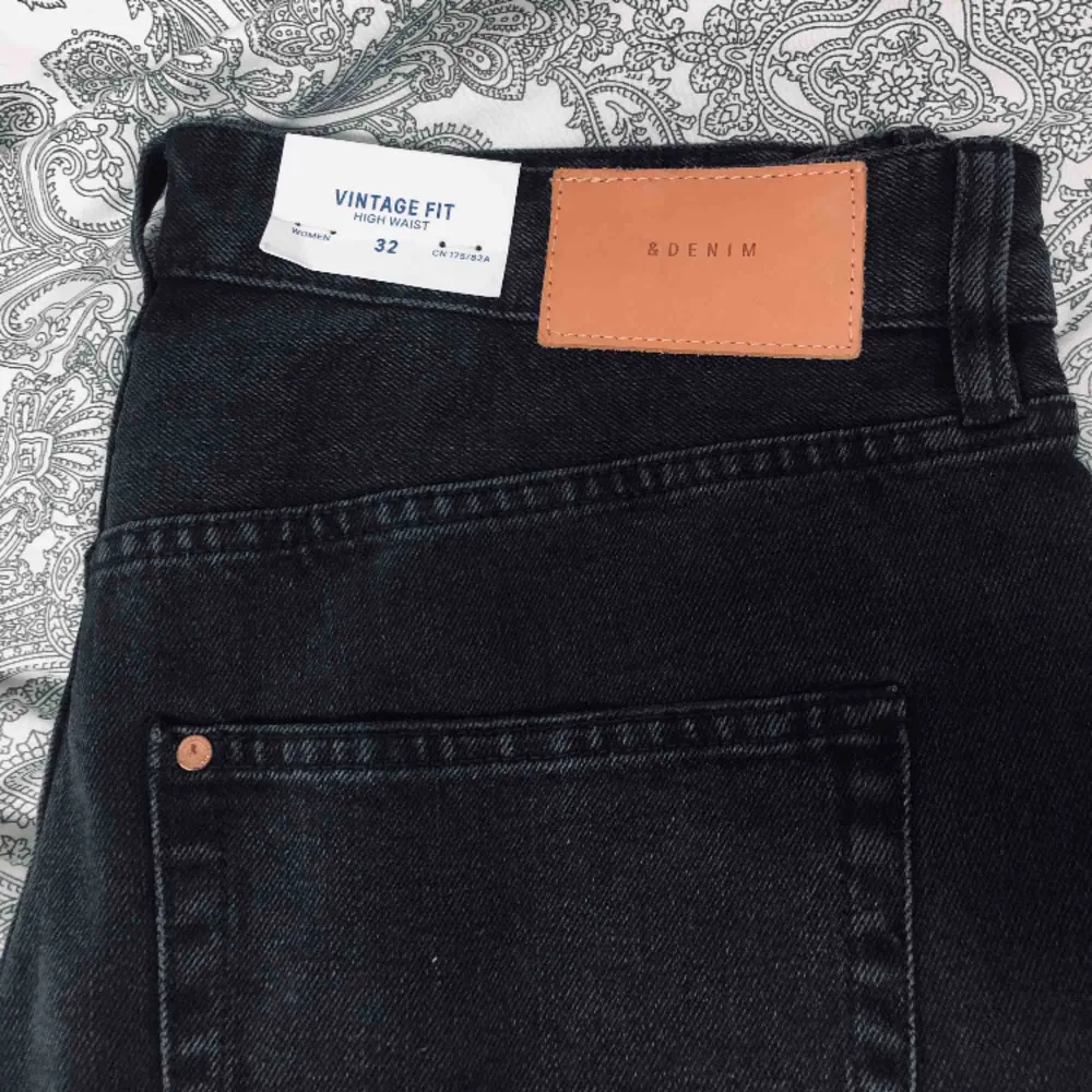 Helt nya snygga Mom jeans ifrån H&M Passar S-M. 220kr inkl frakten.. Jeans & Byxor.