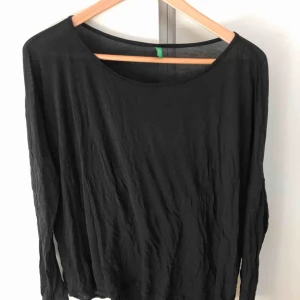  - Mörkblå tunn tröja