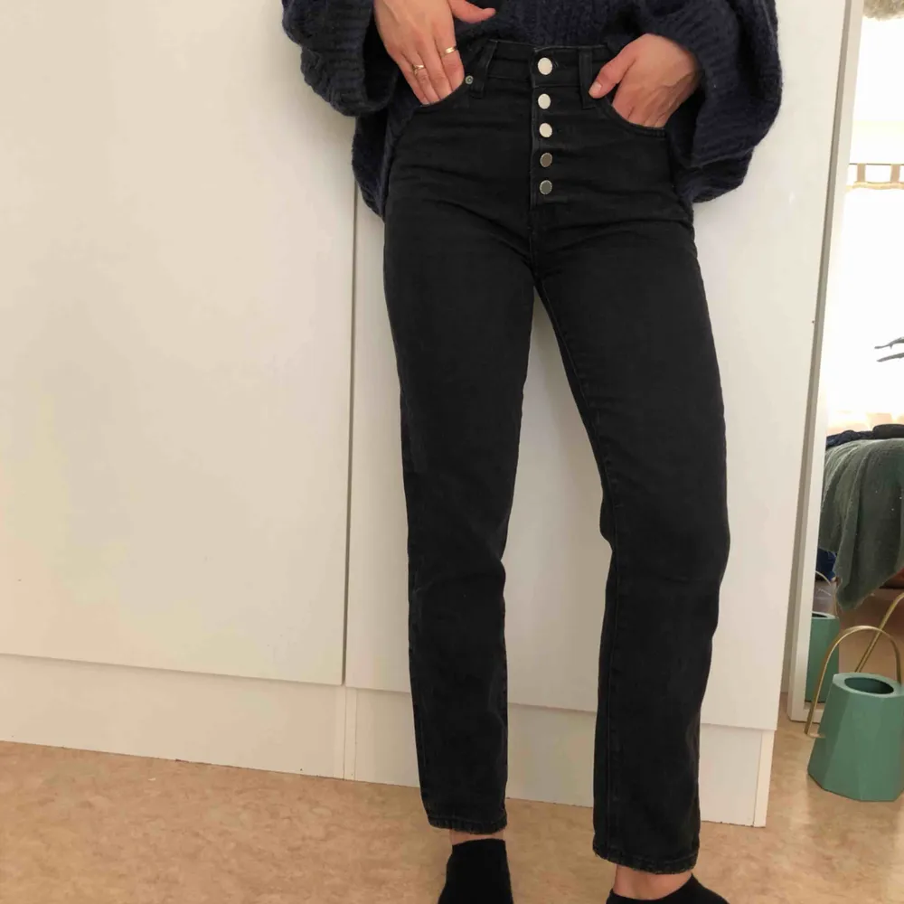 Svarta jeans med hög midja! Jag är 166 cm lång ifall ni undrar över längden på jeansen 🌸. Jeans & Byxor.