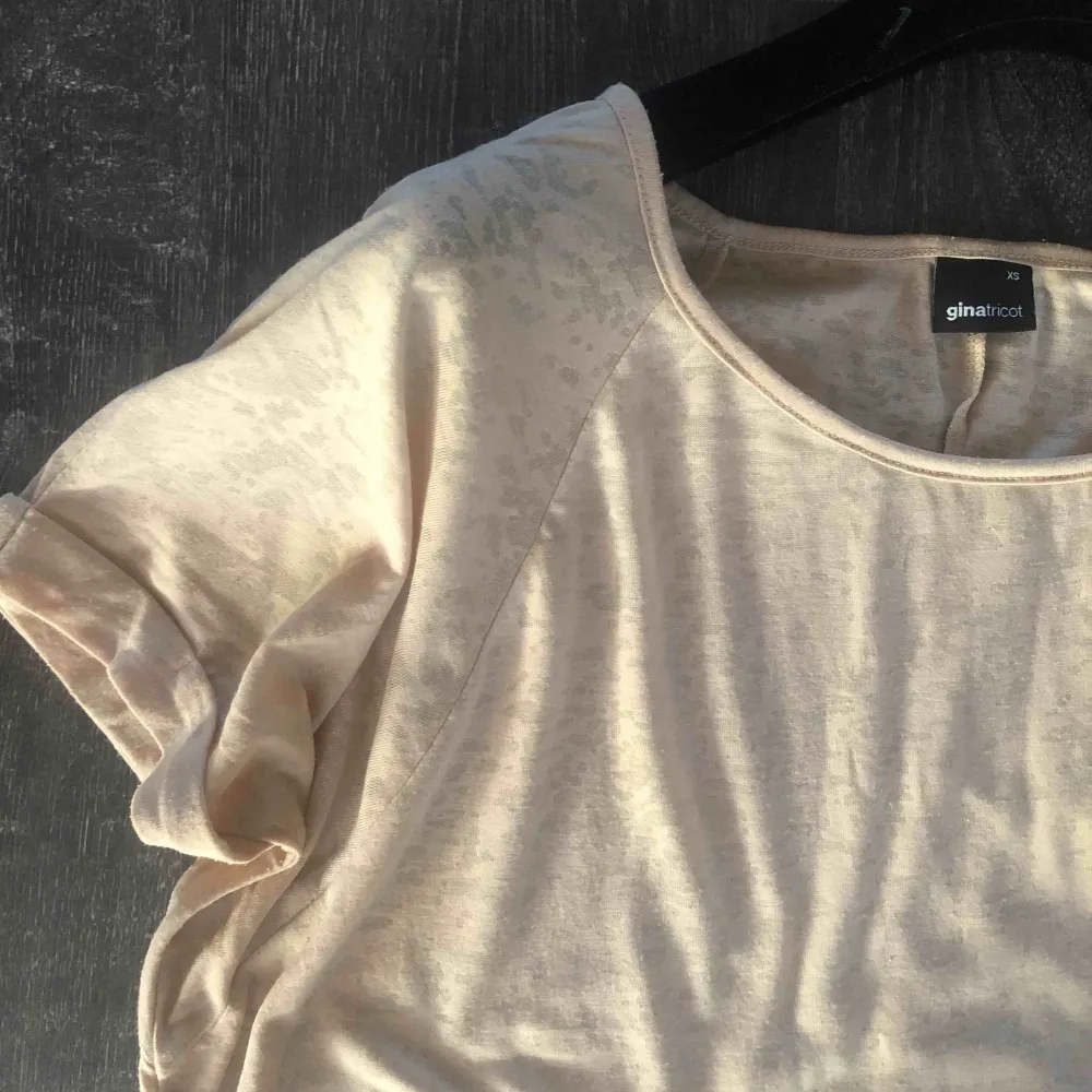 Stilren beige enkel t-shirt 🧡 passar till allt ✨✨. T-shirts.